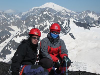 Pille ja Ennike ning vaade Elbrusele