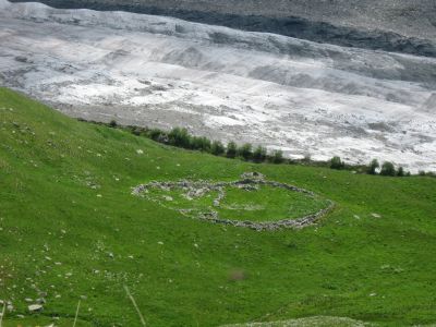 All Adishi liustik ja karjuste ehitise jaanused